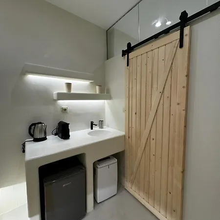 White Jacuzzi Lejlighed