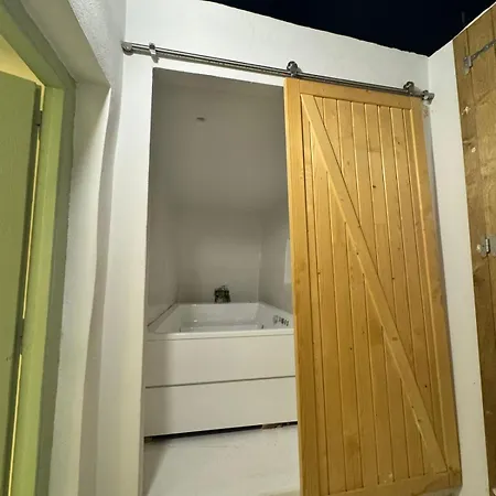 White Jacuzzi Lejlighed Chora