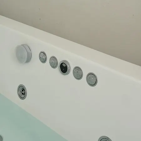 Апартаменты White Jacuzzi